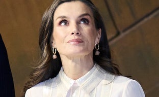 El pañuelo más especial de la reina Letizia: un regalo hecho a mano, de seda y de un diseñador vasco