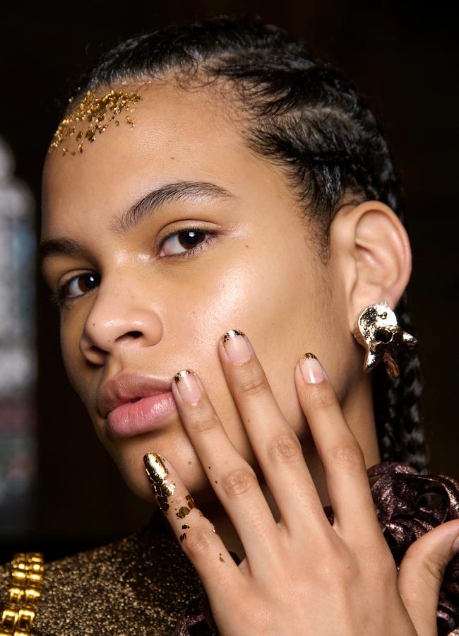 Manicura francesa gold. Foto: Launchmetrics spotlight,