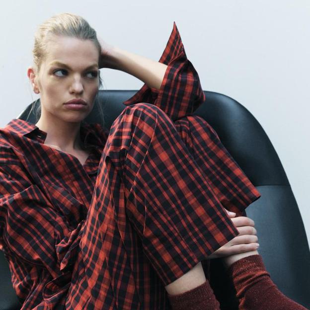 Zara lanza el pijama de cuadros que no te importará sacar a la calle con unas bailarinas de terciopelo