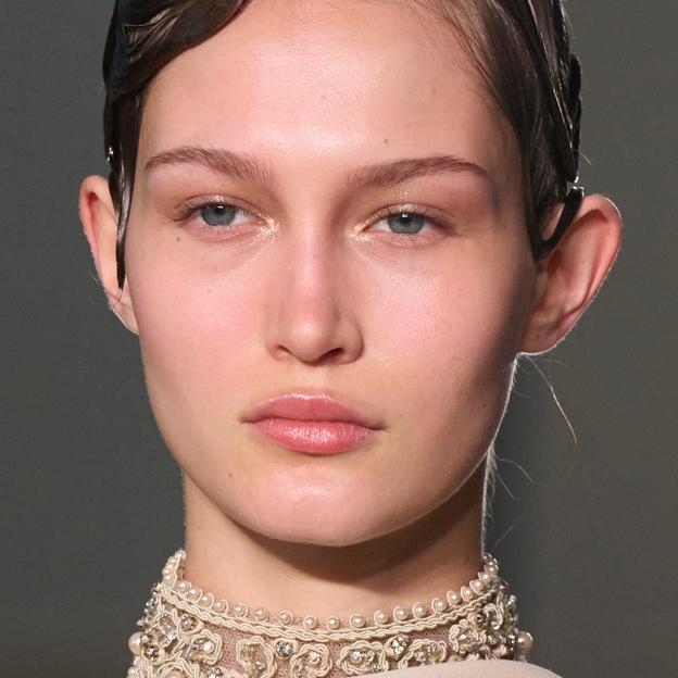 Las mejores sombras de ojos con brillo de 2024 para un maquillaje de fiesta deslumbrante