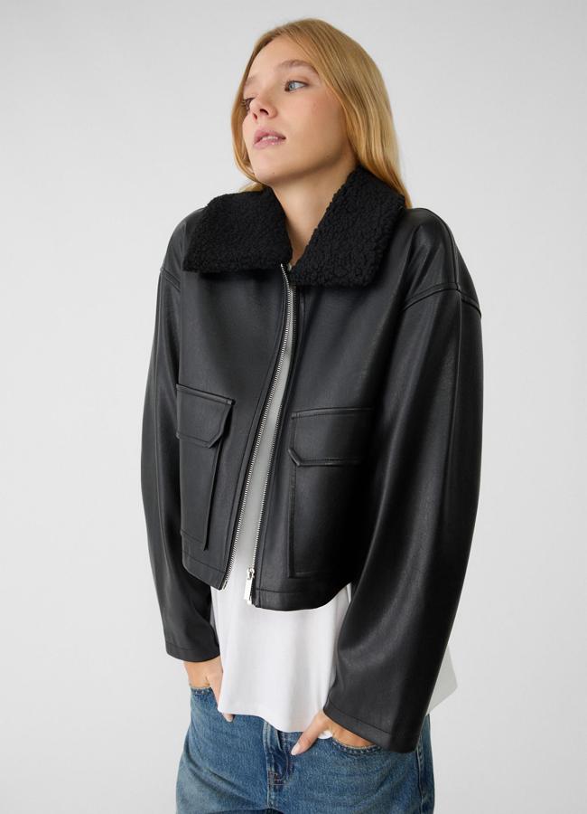 Chaqueta de aviador con cuello de pelo en negro