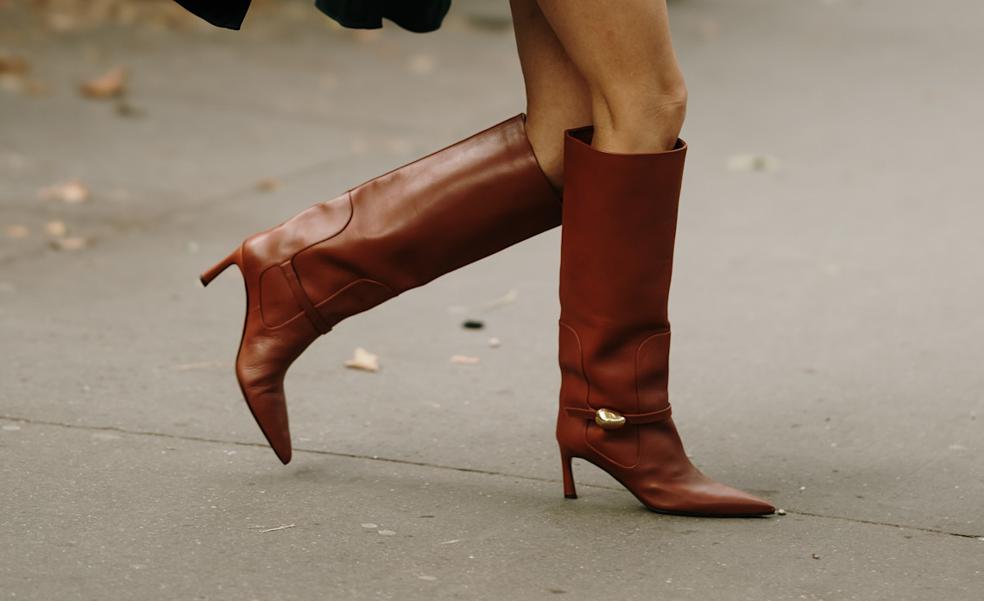 Botas de caña alta y tacón bajito que quedan genial con tus vestidos de Nochebuena