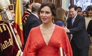 Isabel Díaz Ayuso, guapísima en el Día de la Constitución, con el vestido de invitada perfecto: en rojo y con un escote espectacular