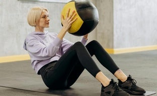 Curl de piernas con pelota suiza, el ejercicio más fácil para tonificar core y glúteos a los 50 años