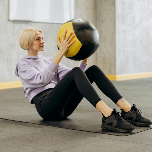 Curl de piernas con pelota suiza, el ejercicio más fácil para tonificar core y glúteos a los 50 años