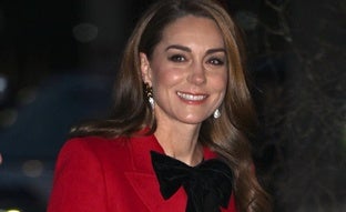 Kate Middleton, resplandeciente, estrena un abrigo muy especial en el concierto de villancicos: el mensaje oculto de su look navideño