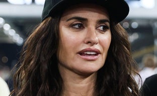 El look con vaqueros de Chanel de Penélope Cruz para ir a la Fórmula 1: saca su versión más moderna en Abu Dhabi