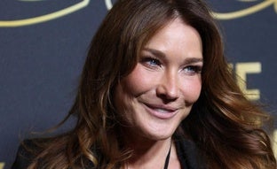 Qué tiene de especial el bálsamo labial favorito de Carla Bruni y otras francesas