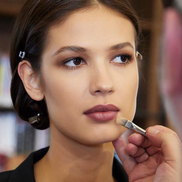 Barras de labios en Mocha Mousse, el color del invierno 2025 al que te volverás adicta