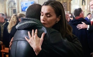 Lo que no se vio de la reina Letizia en el funeral de Valencia: abrazos, dolor y un momento tenso