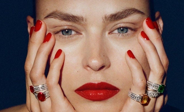 Anillos con piedras de colores que darán un toque de luz a tus estilismos de invierno