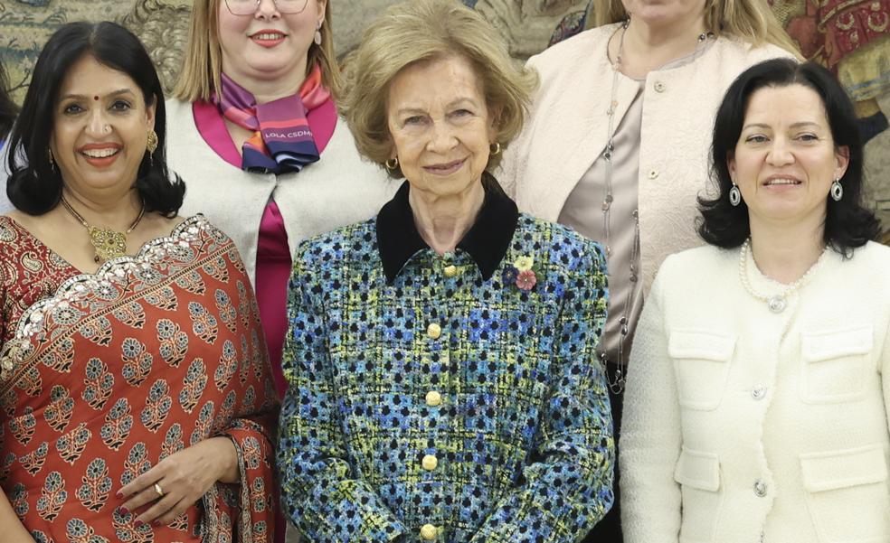 El look de invierno más clásico de la reina Sofía: chaqueta de tweed y un broche con historia familiar