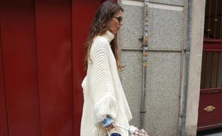 Los ponchos se han convertido en la moda favorita de las influencers para looks casual de invierno