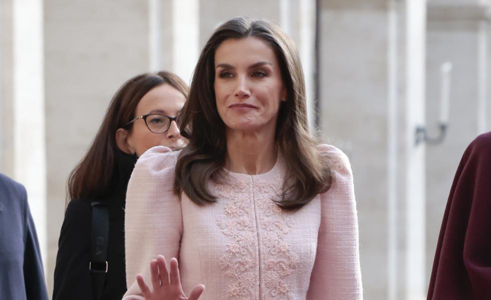 Letizia estrena un espectacular look de Carolina Herrera en Roma: traje de chaqueta y falda perfecto para invitadas de invierno