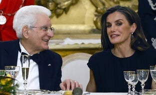 La reina Letizia estrena un elegante y sencillo vestido negro de Max Mara en la cena de gala de Italia