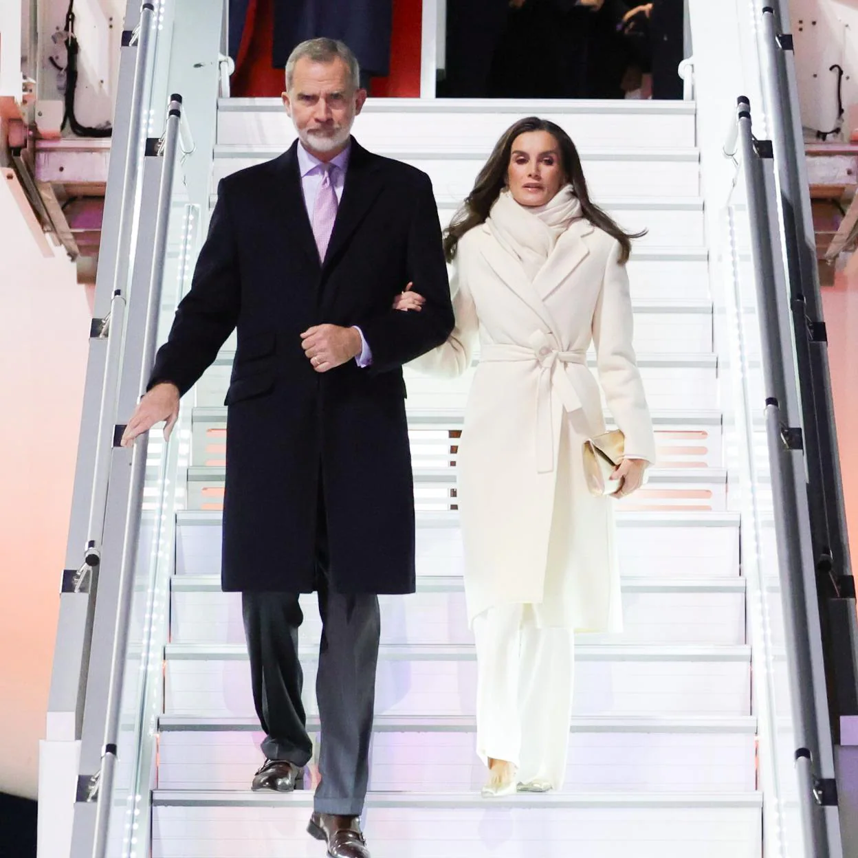 Los reyes Felipe y Letizia descendiendo de su avión en Italia. 