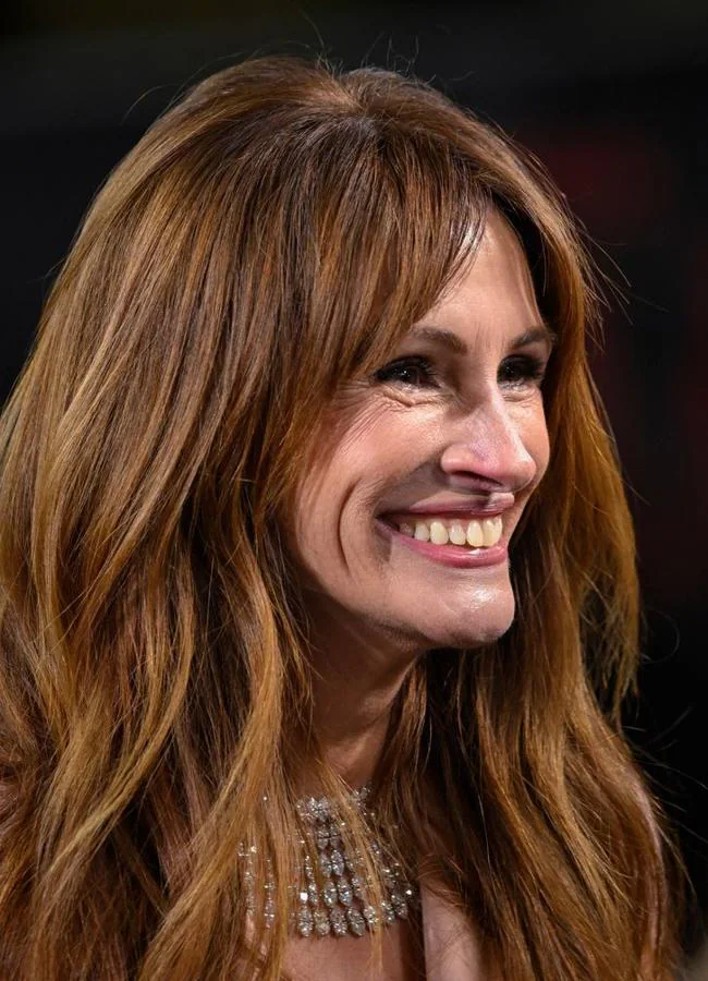 Julia Roberts con flequillo cortina abierto en corte de pelo largo/@juliaroberts.forever