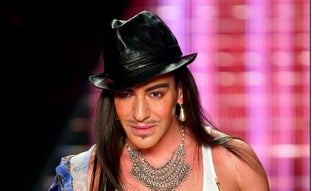 La vida de excesos de John Galliano: su extraña salida de Maison Margiela, sus demonios internos y un león en el ascensor