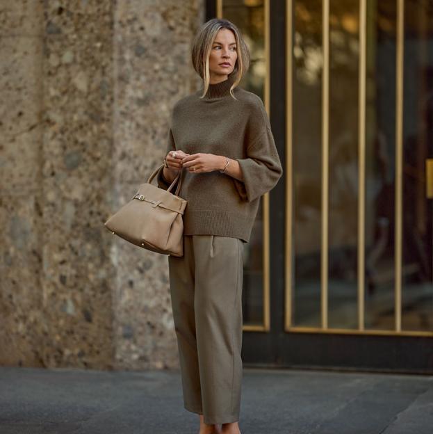 Jerséis estilo lujo silencioso para looks básicos elegantes que llevan las mejor vestidas