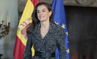 Letizia, espectacular, estrena conjunto de tweed de Alberta Ferretti en su tercer día en Italia: elegante y muy favorecedor