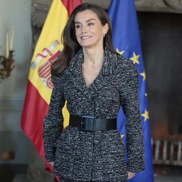 Letizia, espectacular, estrena conjunto de tweed de Alberta Ferretti en su tercer día en Italia: elegante y muy favorecedor