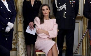 Letizia se despide de Roma con mote italiano, un error de protocolo y piropos en la prensa por «su look de reina católica»