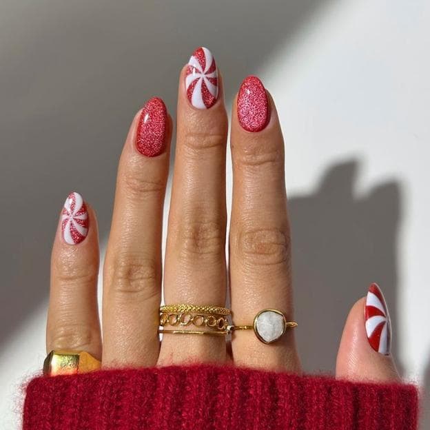 Uñas para Navidad inspiradas en bastones de caramelo