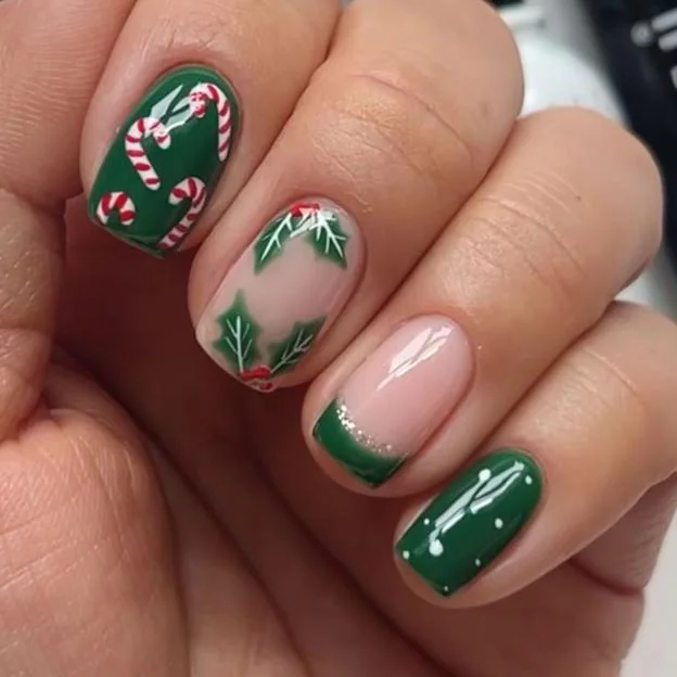 Uñas para Navidad con dibujos de acebo en color verde