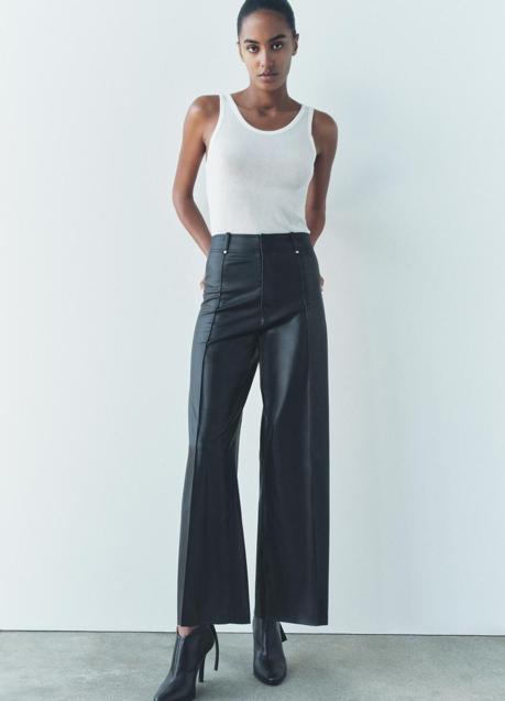 Pantalón efecto piel de Zara (29,99 euros)