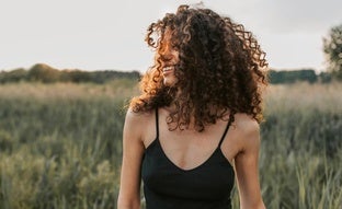 Los ejercicios más sencillos para quemar más calorías por minuto: escalones, baile o caminar por el campo