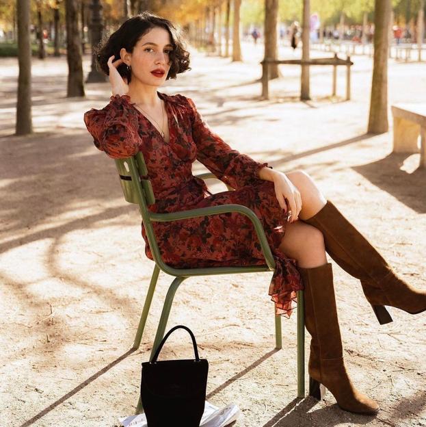 Estos vestidos midi son los favoritos de las francesas para ponerse con botas en invierno (y quedan espectaculares)