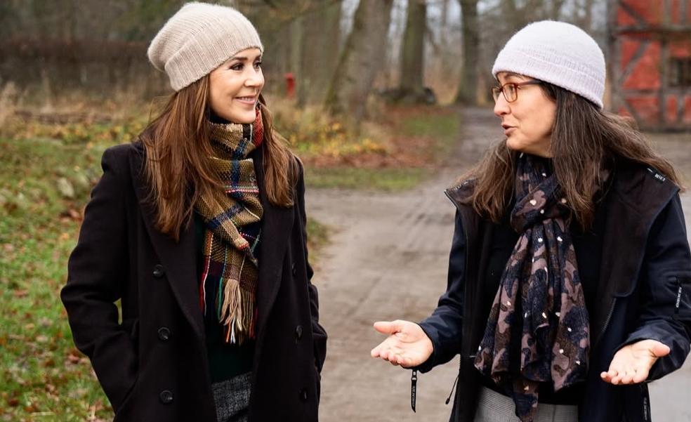 Mary de Dinamarca y su look más invernal con los pantalones de traje abrigados que adoran las francesas