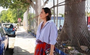 La camisa de rayas favorita de Tamara Falcó es de Zara y se puede llevar en invierno como en verano