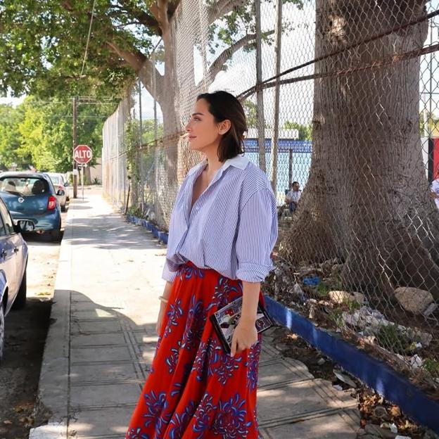 La camisa de rayas favorita de Tamara Falcó es de Zara y se puede llevar en invierno como en verano