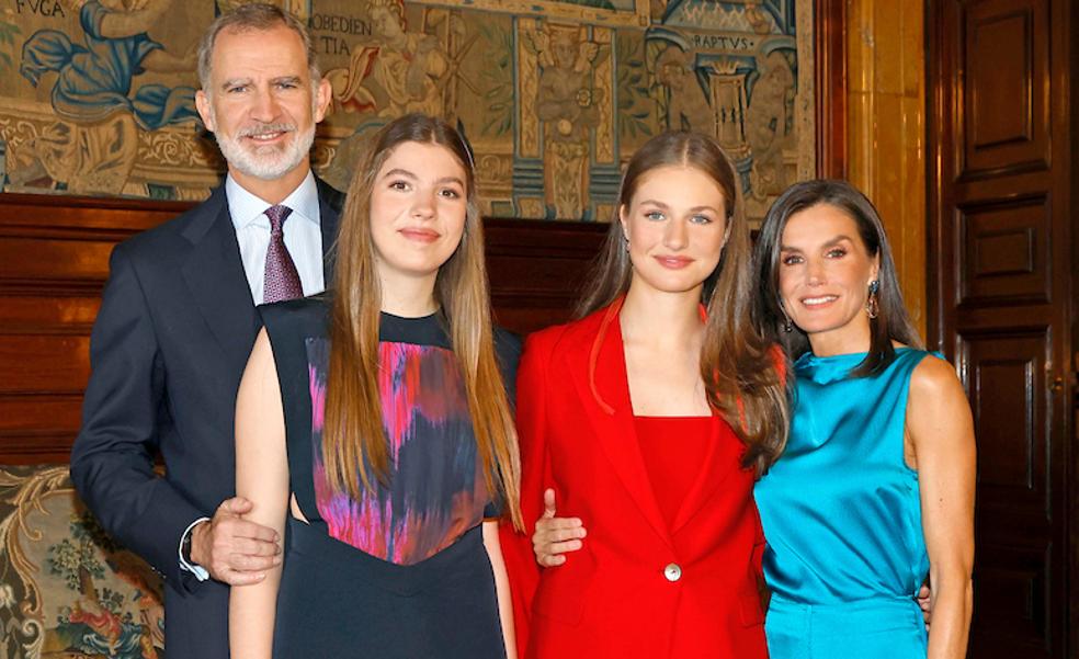 Foto veraniega de la reina Letizia en pleno diciembre: la felicitación de Navidad más extraña de la familia real