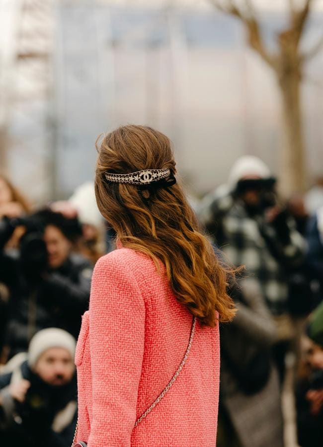 Semirrecogido con ondas y accesorio en el pelo. Foto: Launchmetrics spotlight.