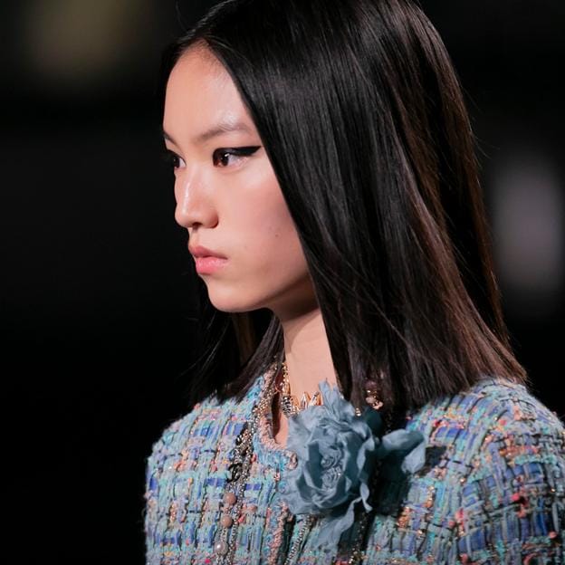 Maquillaje de ojos en el desfile de la presentación de la colección Pre-Fall 25 de Chanel.