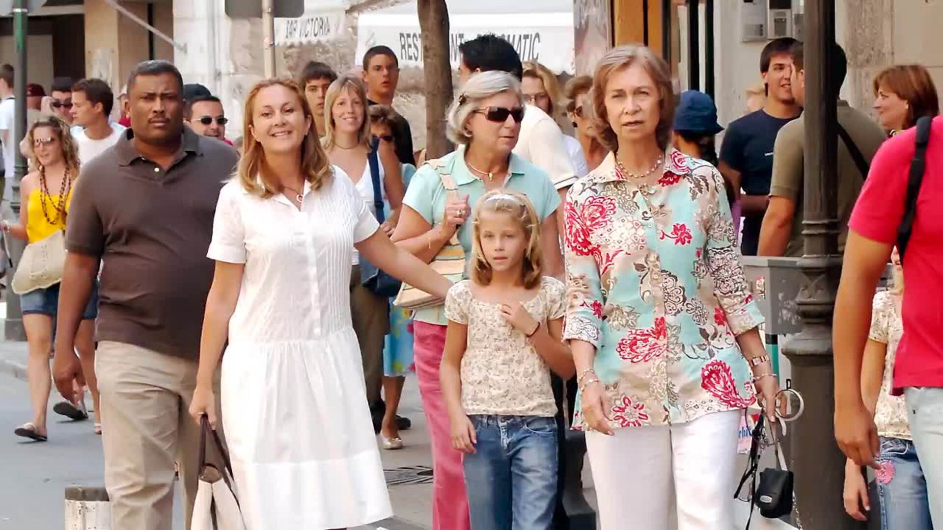 El elegante look conjuntado en oro viejo de la reina Sofía para acudir al concierto benéfico por la DANA de Valencia