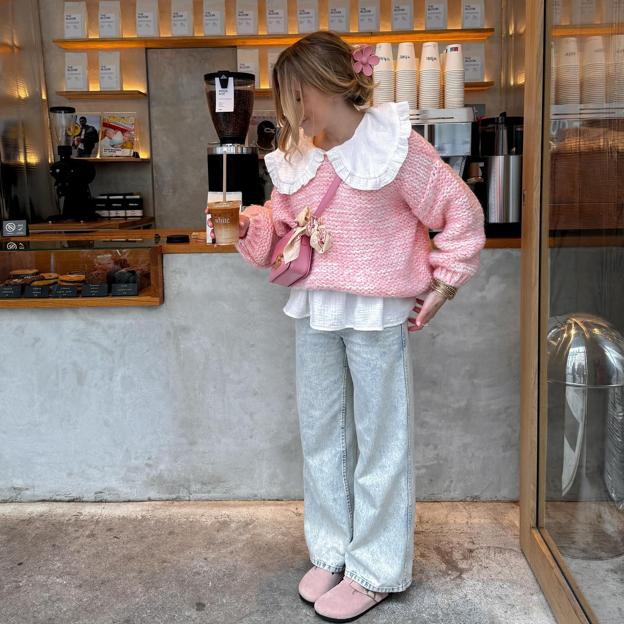 Las portuguesas dicen que estas blusas con cuello bobo son lo mejor para conjuntar con jerséis en invierno y rejuvenecer el look