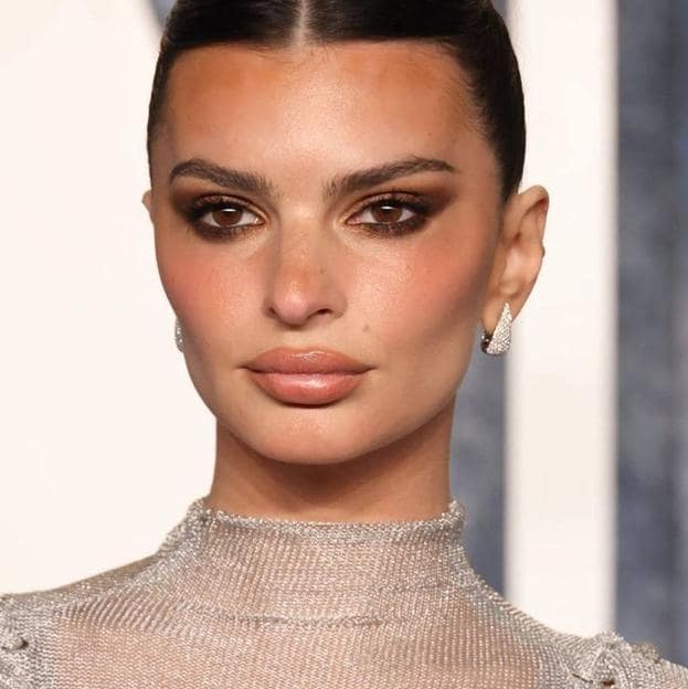 Emily Ratajkowski con maquillaje de ojos ahumados