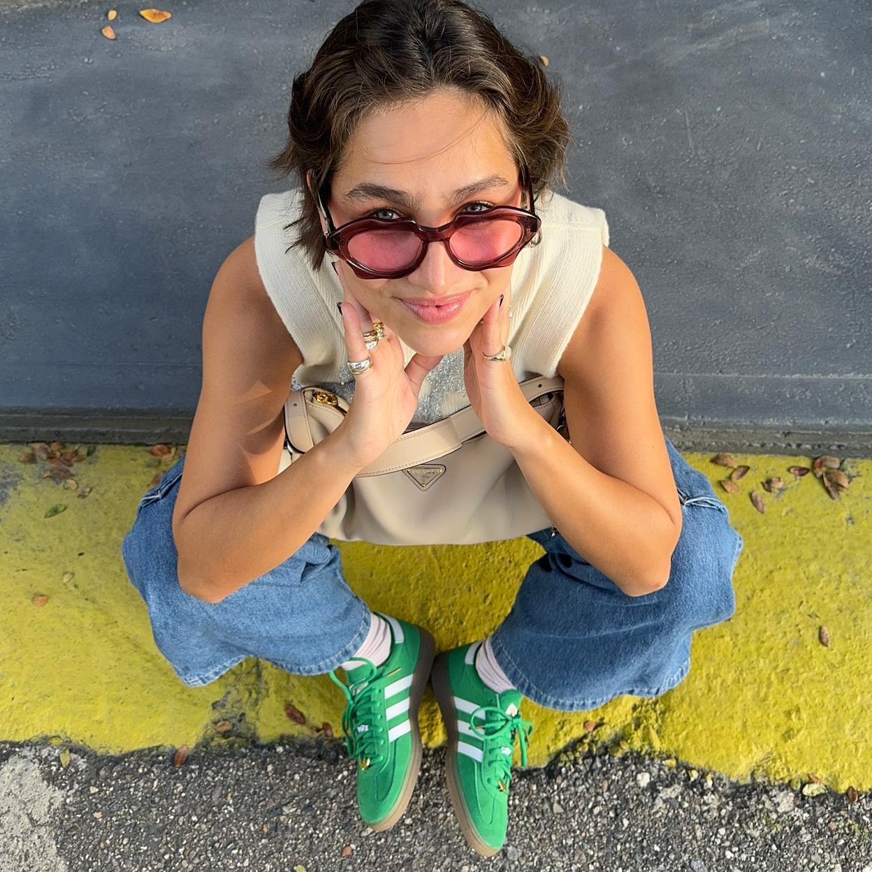 La influencer Camila Cisneros con unas zapatillas Adidas de color verde./@camilacisnerosg