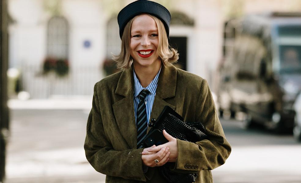 Sabemos dónde encontrar la camisa de pana favorita de las francesas para sumarte a la tendencia setentera más popular