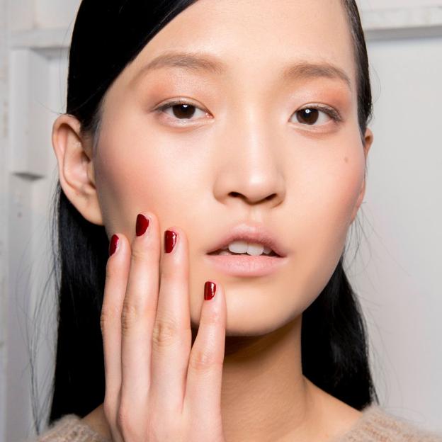 Los 7 colores de uñas para invierno 2025 que debes llevar en tus manicuras