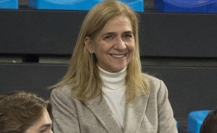 La infanta Cristina tiene el look elegante y cómodo perfecto para los días de invierno: jersey de cuello alto y la chaqueta perfecta