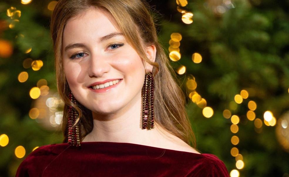 El espectacular look de Navidad de Elisabeth de Bélgica: vestido de terciopelo y joyas de reina