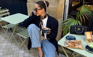 Ni bufandas ni cuellos, los pañuelos estampados clásicos son la tendencia que eleva la elegancia de los looks según las influencers