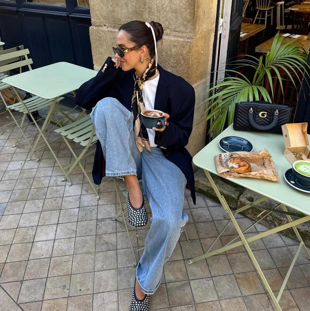 Ni bufandas ni cuellos, los pañuelos estampados clásicos son la tendencia que eleva la elegancia de los looks según las influencers