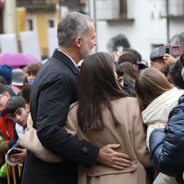 Qui N Puede Coger De La Cintura A La Reina Letizia La Foto M S Ntima De Los Reyes Que Ha