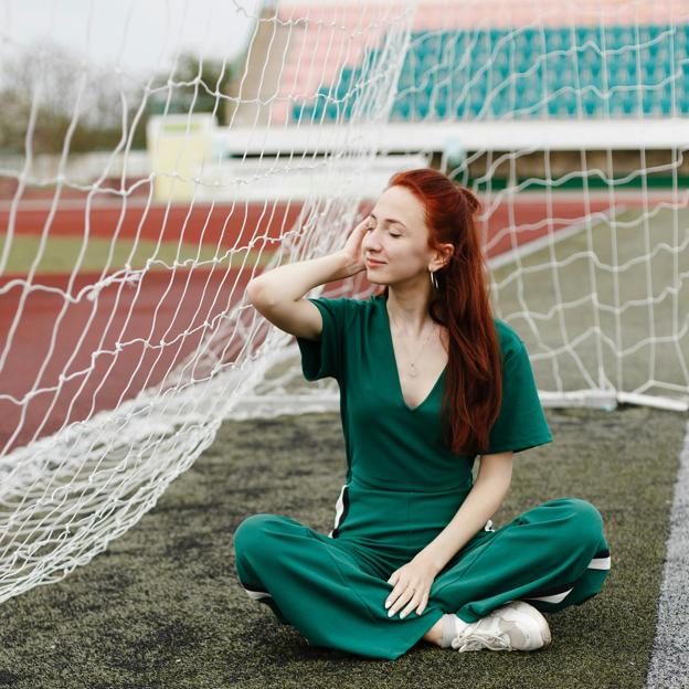 Mujer en un campo de fútbol. 