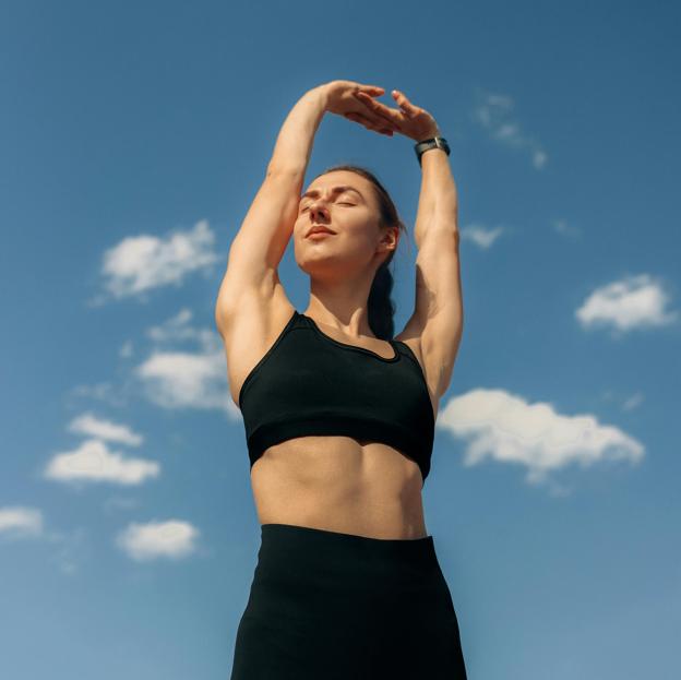 La postura del Dios de la Guerra, o Skandasana, yoga perfecto a los 50 años para mejorar el equilibrio y tonificar piernas